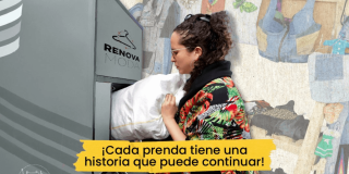 Persona deposita una bolsa blanca en un contenedor gris con el texto “Renova Moda”.