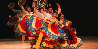 Imagen de un grupo de bailarines contrajes tipicos de cumbia colombiana.