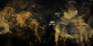 Imagen de sombras difusas de lo que parece ser dos personas.