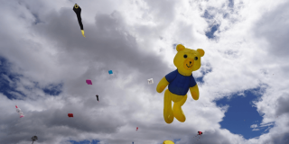 Cometas de distintas formas y colores vuelan en el cielo, incluida una cometa gigante con forma de oso elevadas en Bogotá.
