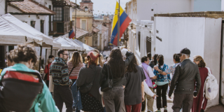 Imagen de personas caminando por las calles del Centro de Bogotá