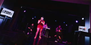 Imagen de mujer en concierto en la franja En Vivo en El Muelle