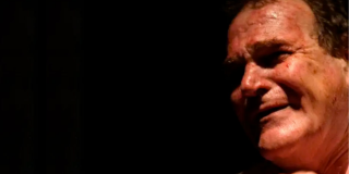 Imagen de un hombre mayor con cara de angustia en un recinto que se ve oscuro.