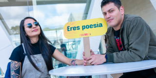 Imagen de dos personas con cartel de Festival reverso 2025