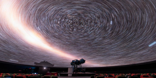 Imagen de fondo estrellado en el Domo del Planetario de Bogotá