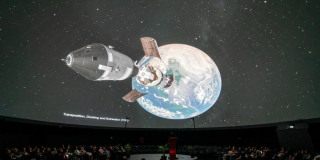Imagen del Domo de Planetario con asistentes sobre la separación de un cohete en el espacio