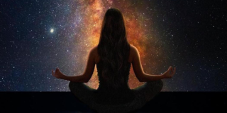 Imagen de mujer de espaldas con fondo de estrellas