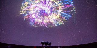Imagen de diferentes luces en pantalla del Domo del Planetario de Bogotá