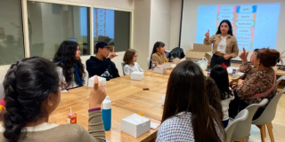 Imagen de varios niños y jóvenes tomando las clases de lengua de señas. 