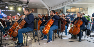 Imagen de músicos de la Orquesta Sinfónica Nacional de Colombia en Jeans