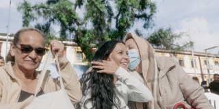Imagen de tres mujeres sentadas en un parque.