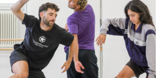 Imagen de tres personas en taller de danza en Casona de la Danza.