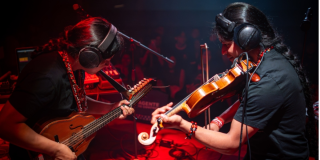 Imagen de dos hombres tocando violín.