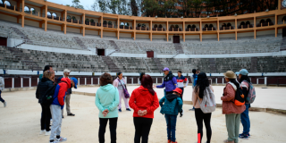 Imagen de varias personas en la Plaza Cultural La Santamaría disfrutando de esta experiencia.