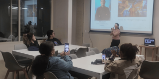 Imagen de varias personas en la actividad conducida por una mujer que habla con los ojos vendados.