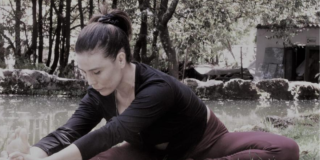 Imagen de una mujer sentada practicando yoga.