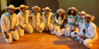 Imagen de tres hombres y tres mujeres vestidos con trajes típicos del Pacifíco Colombiano.