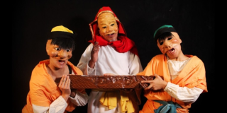 Imagen de los tres protagonistas de la obra, un hombre mayor y dos jovenes que usan máscaras.