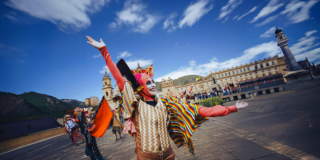 Imagen de un payaso de circo en la Plaza de Bolívar