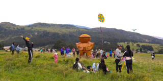 Imagen de personas con cometas en Parque Arqueológico y del Patrimonio Cultural de Usme —PAPCU. 
