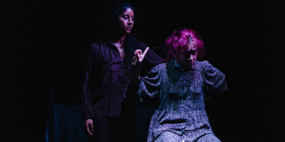 Imagen de las dos mujers protagonistas de la obra de teatro en un escenario en Bogotá.