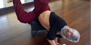 Imagen de un hombre tirado en el suelo bailando breakdance.