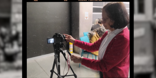 Imagen de mujer adulto mayor haciendo un video en la Cinemateca de Bogotá