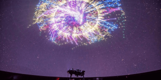 Imagen de diferentes luces en pantalla del Domo del Planetario de Bogotá