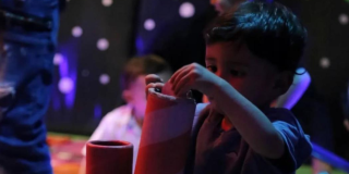 Imagen de niño jugando en el Planetario de Bogotá.