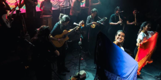 Imagen de un grupo de música nariñense y dos mujeres que bailan.