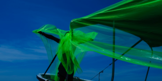 Foto de una persona con una tela color verde 
