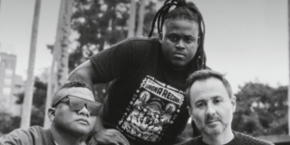 Imagen de Diego Gómez aka Cerrero junto a Juan Carlos ‘Cankita’ Diego Gómez aka Cerrero de Llorona Records y Discos Pacífico, se une a Juan Carlos ‘Cankita’ Mindinero y William Martínez en blanco y negro