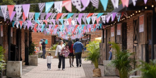 Foto de una familia visitando una de las ferias en el parque El Country en Bogotá.
