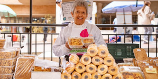 Foto de una mujer en una de las ferias de Mercados Campesinos en Bogotá.