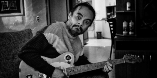 Foto de Edson Velandia tocando una guitarra.