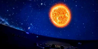 Imagen de una proyección en Maloka donde se ve el firmamento durante un eclipse.