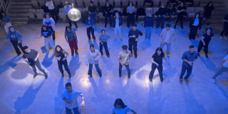 Imagen de varias personas tomando las clases de salsa y bachata en el CEFE Chapinero.