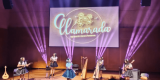Imagen de agrupación femenina 'Llamarada' en concierto 