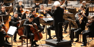 Imagen de Santiago Cañón-Valencia (violonchelo) y Guerassim Voronkov (dirección de orquesta) con la Filarmónica de Bogotá.