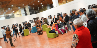 Imagen de personas en ciclo de exposiciones en las bibliotecas públicas de Bogotá