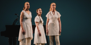 Imagen de tres mujeres mayores que visten ropa blanca.