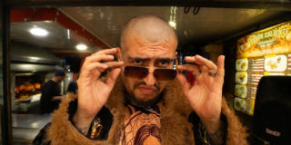 Imagen del artista el Kalvo arreglándose sus gafas de sol.