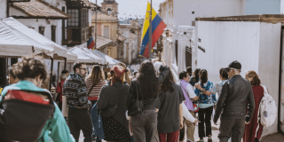 Imagen de personas en las calles del centro de Bogotá 