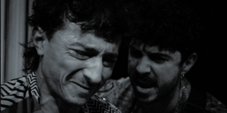 Imagen en blanco y negro de dos hombres llorando