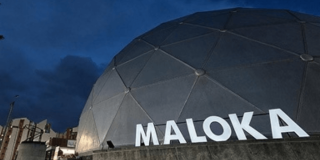 Imagen exterior de Maloka en la noche