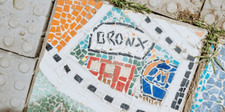 Imagen de piso con baldosas de colores con letras del Bronx