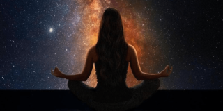 Imagen de mujer de espaldas con fondo de estrellas