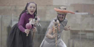 Imagen de un hombre y una mujer que visten trajes típicos.