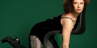 Imagen de una mujer que lleva un vestido negro.