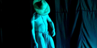 Imagen de un hombre sin camisa y con sombrero.